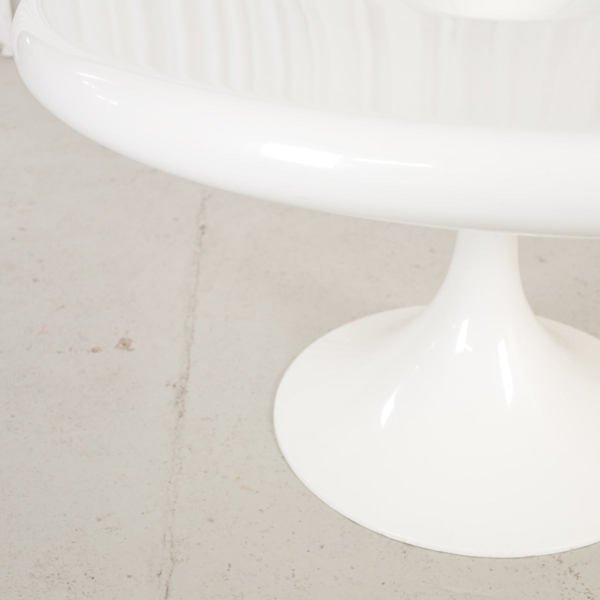 White Eero Aarnio Kanttarelli dining table for Asko, table and surface detail
