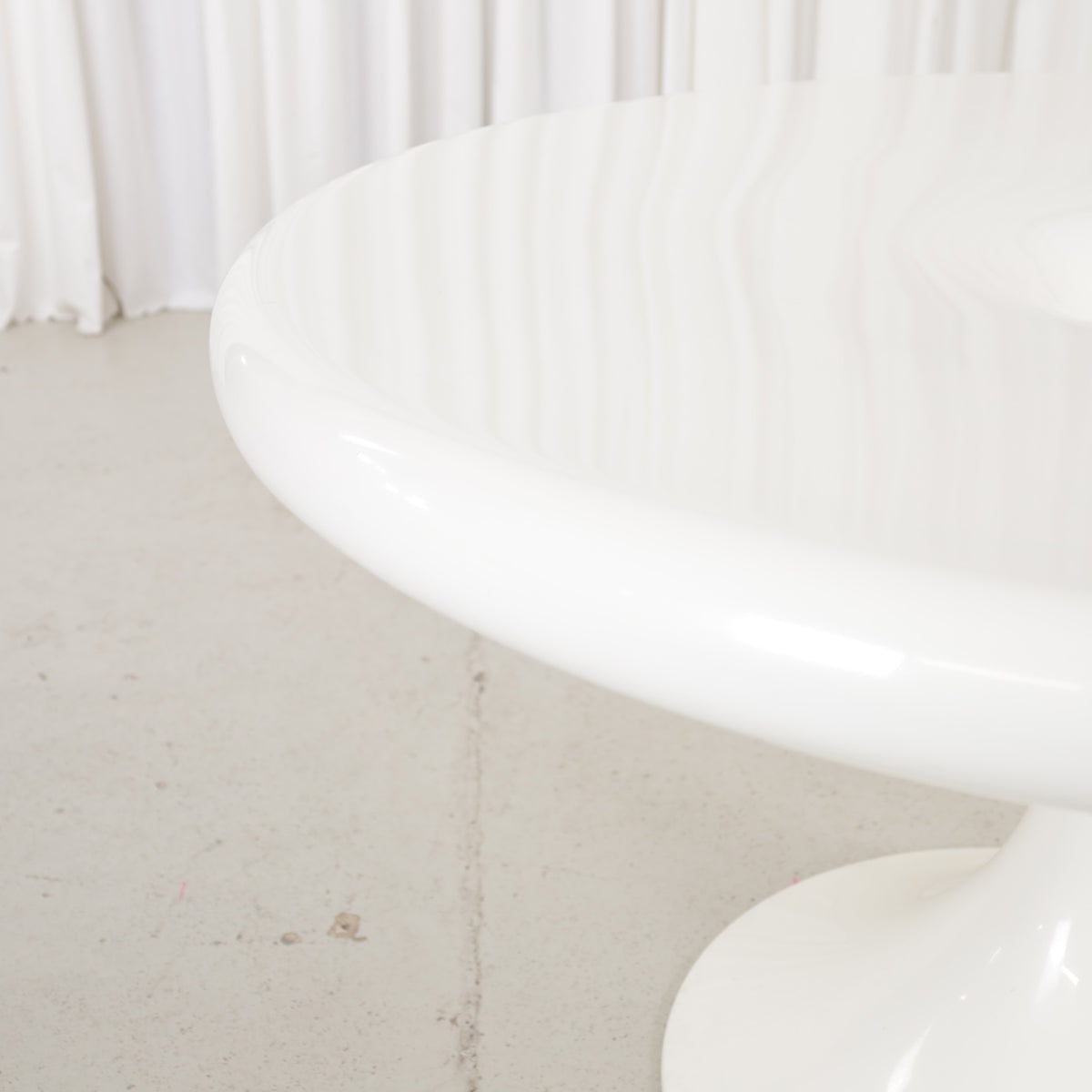 White Eero Aarnio Kanttarelli dining table for Asko, table and surface detail