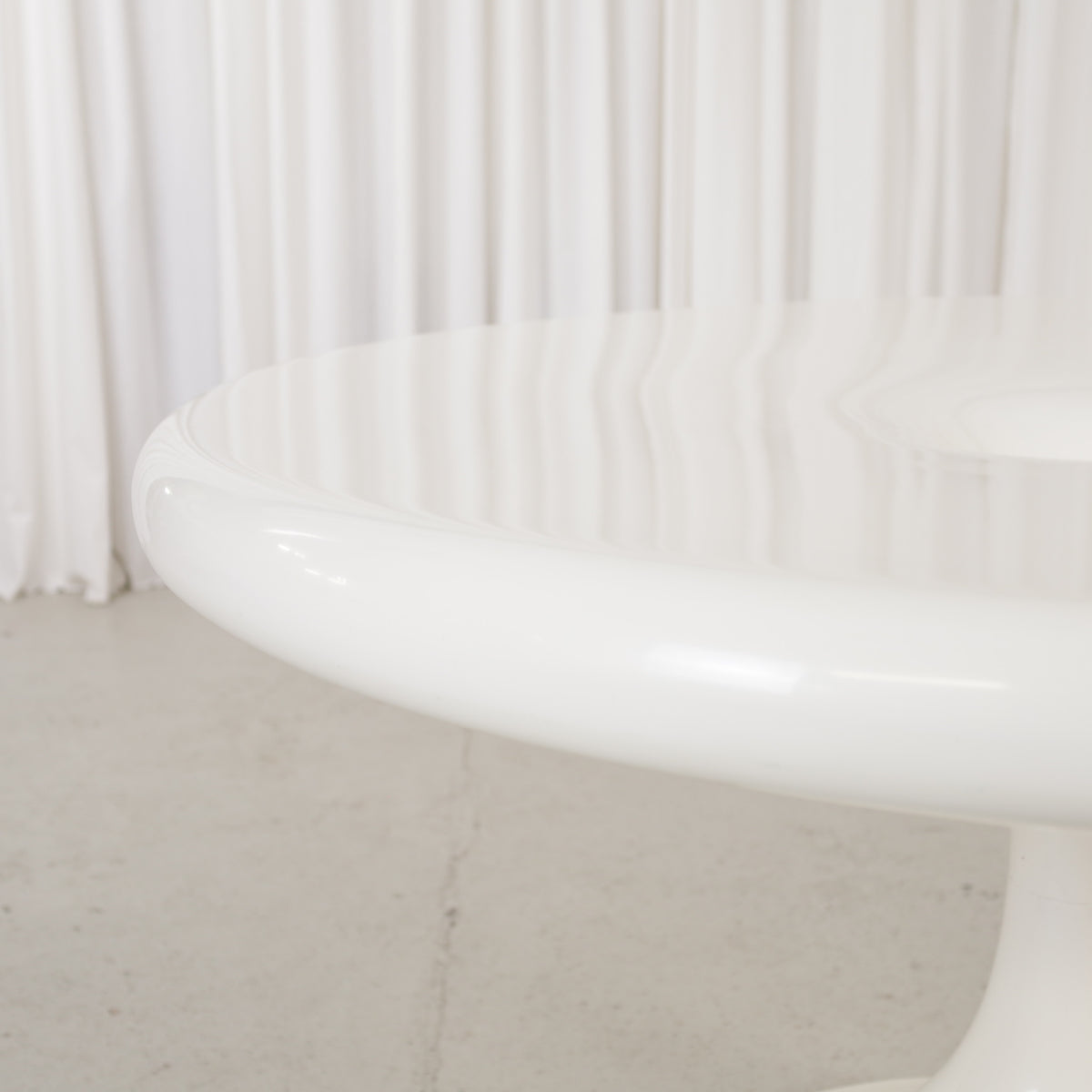 White Eero Aarnio Kanttarelli dining table for Asko, table and surface detail