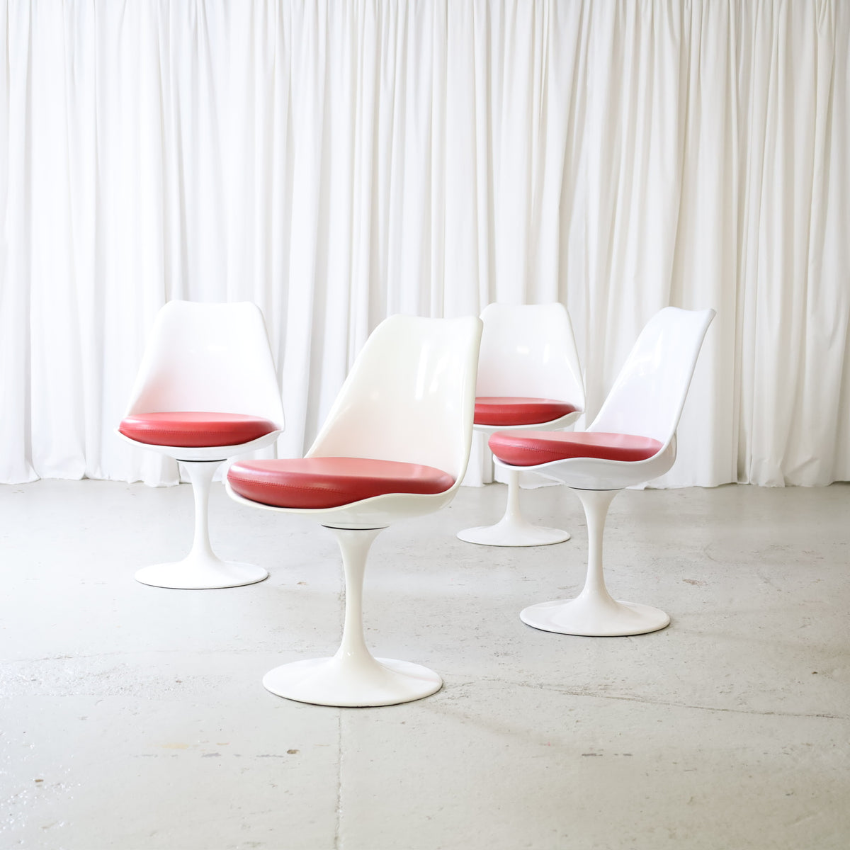 Eero Saarinen Tulip Chair by Rudi Italia, Red Leather, set of four Rudi Bonzanini Tulip chairs with red leather upholstery
