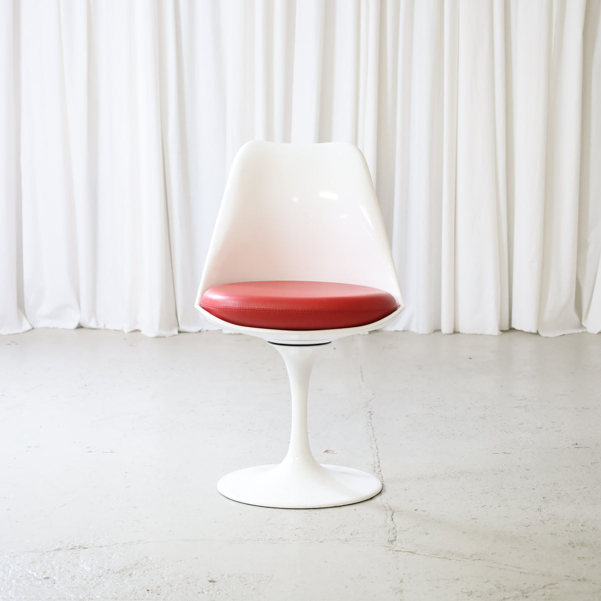 Eero Saarinen Tulip Chair by Rudi Italia, Red Leather, licensed Eero Saarinen Tulip chair by Rudi Bonzanini, front view