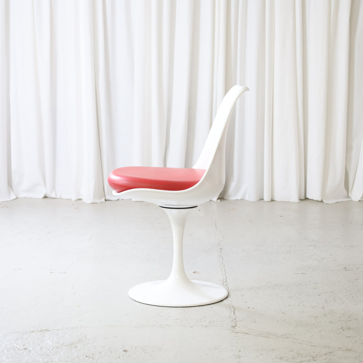 Eero Saarinen Tulip Chair by Rudi Italia, Red Leather, rudi Bonzanini Tulip chair with red leather seat, side view