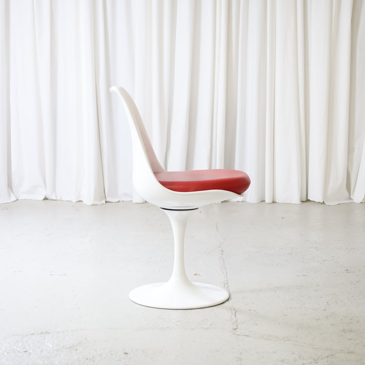 Eero Saarinen Tulip Chair by Rudi Italia, Red Leather, licensed Tulip chair by Rudi Bonzanini, profile view