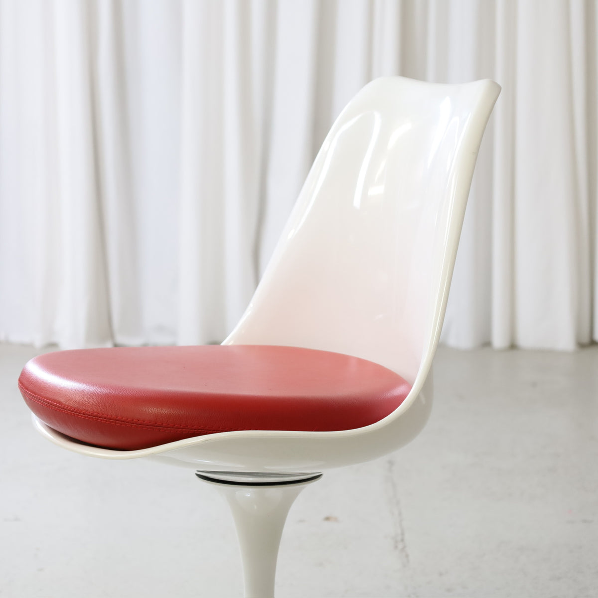 Eero Saarinen Tulip Chair by Rudi Italia, Red Leather, detail of red leather upholstery on Rudi Bonzanini Tulip chair