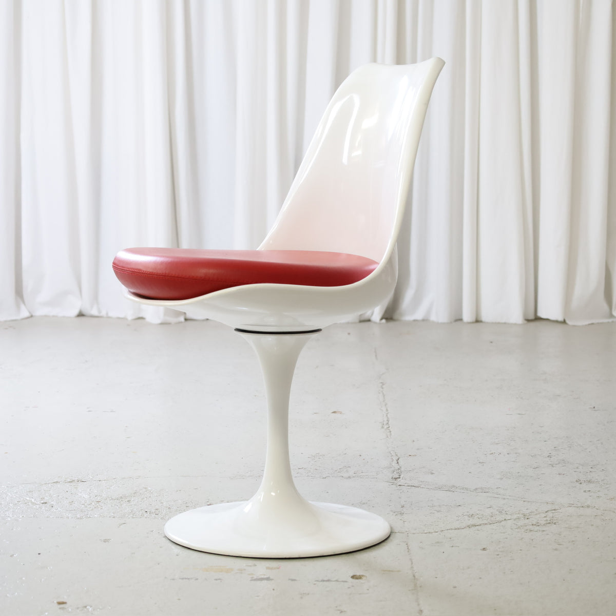 Eero Saarinen Tulip Chair by Rudi Italia, Red Leather, rudi Bonzanini Tulip chair with aluminium pedestal base