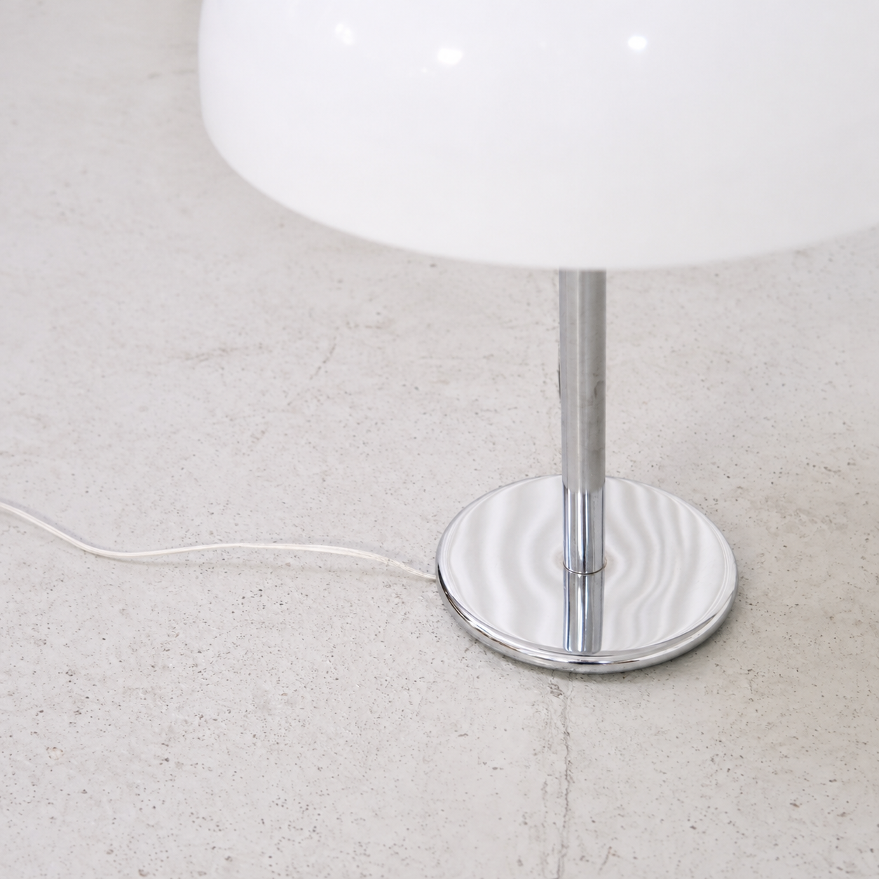 Chrome-coloured stem and base of Senior 940-147 table lamp