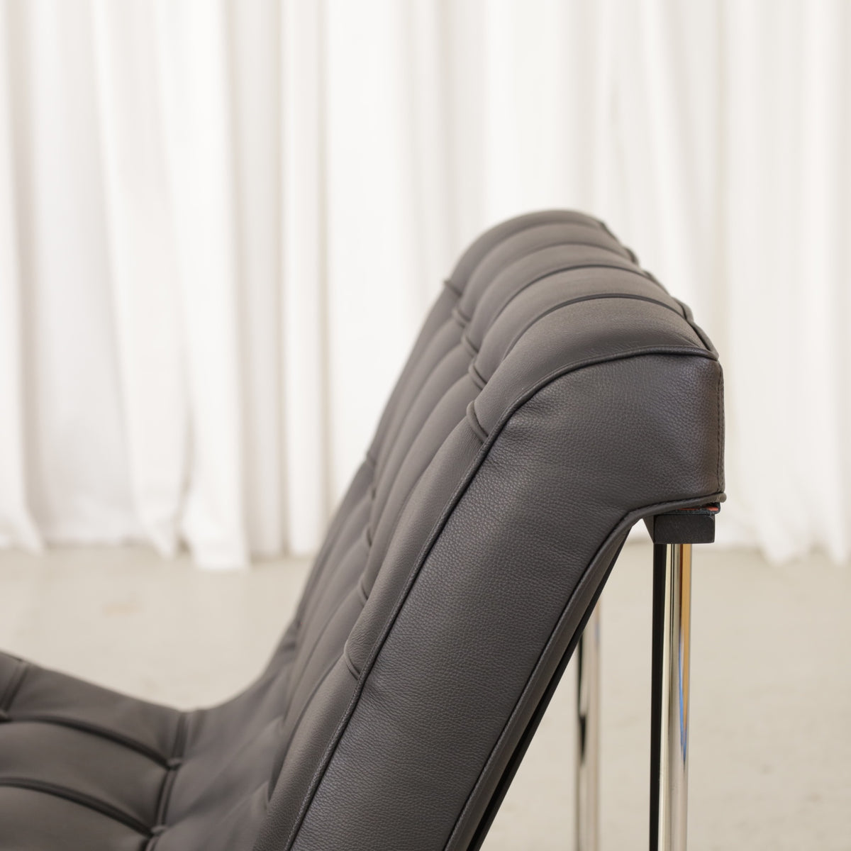 ICF New York lounge chair in black leather, buttoned leather and frame detail