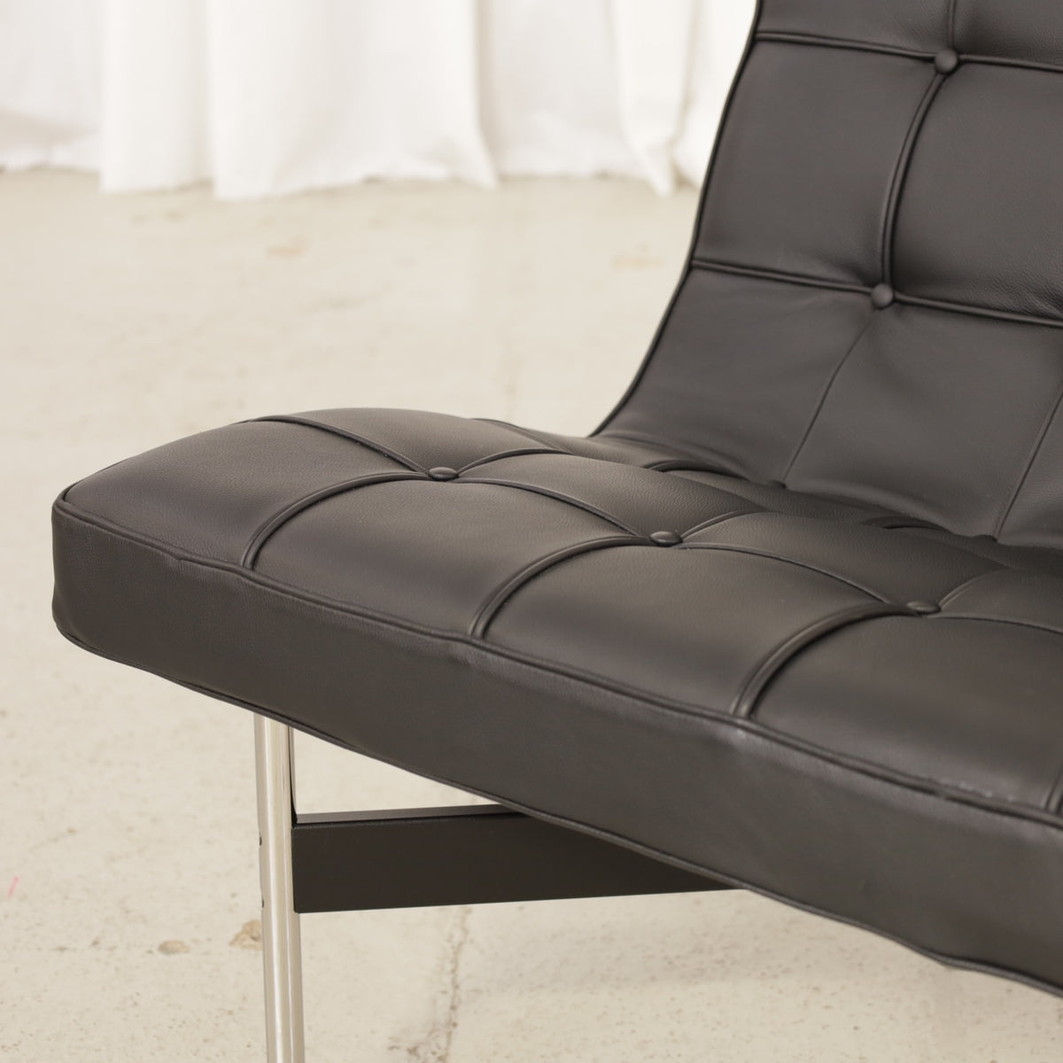 ICF New York lounge chair in black leather, buttoned leather and frame detail