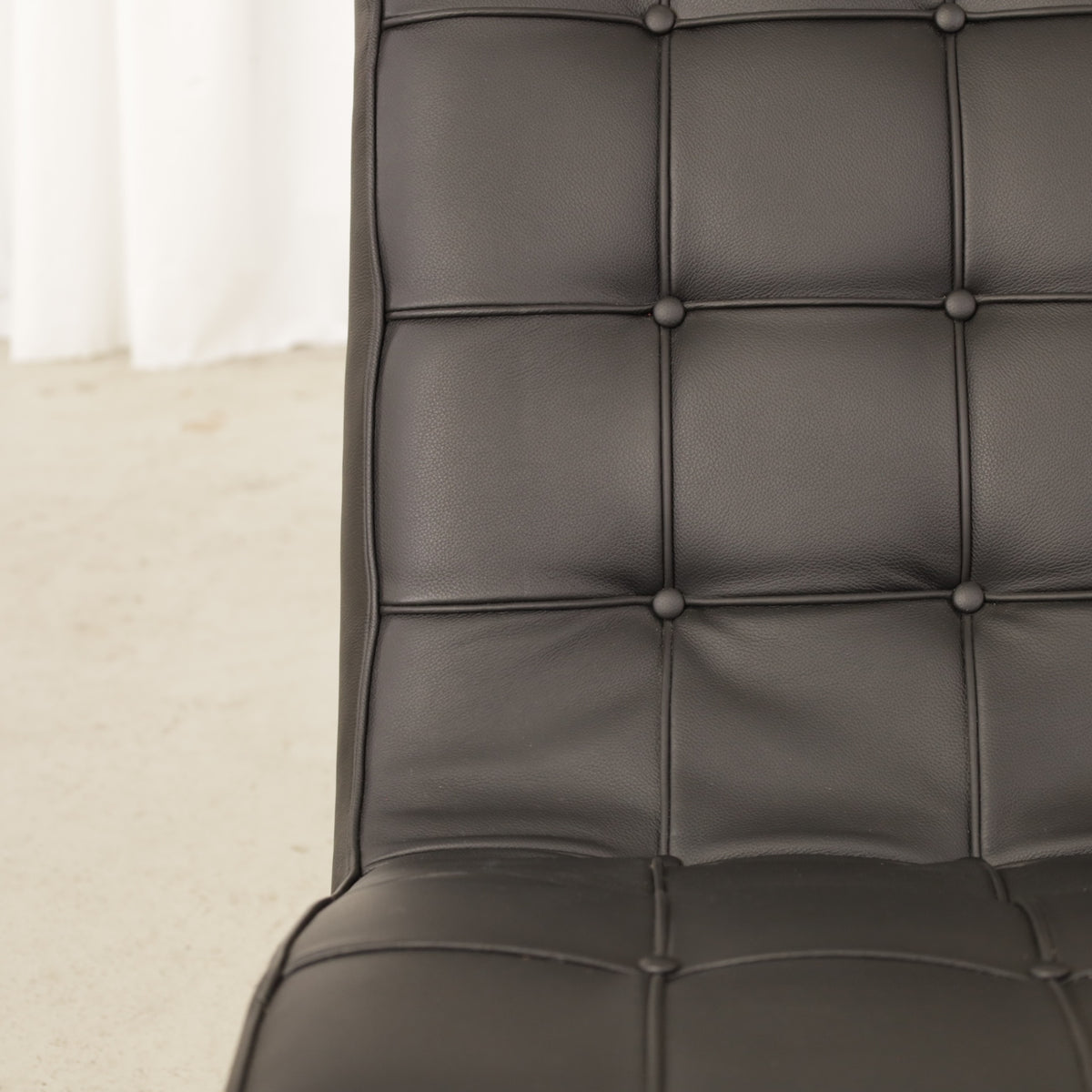 ICF New York lounge chair in black leather, buttoned leather and frame detail