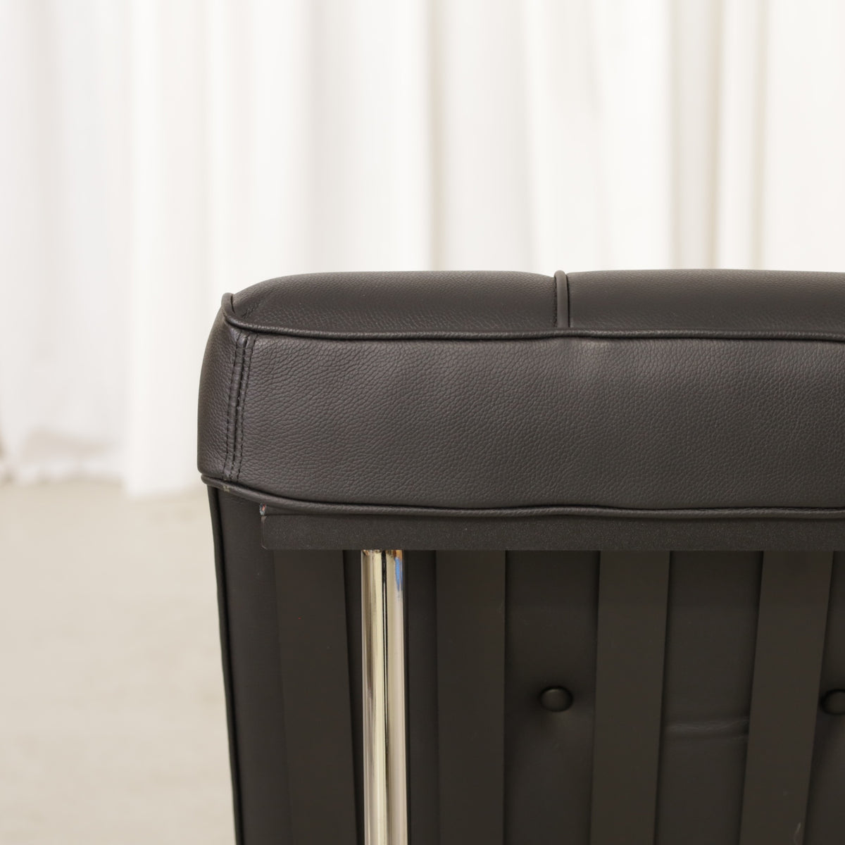 ICF New York lounge chair in black leather, buttoned leather and frame detail