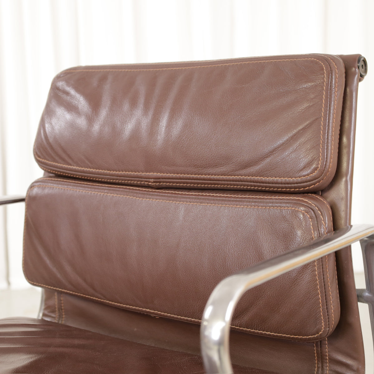 Padded brown leather backrest of the Soft Pad chair