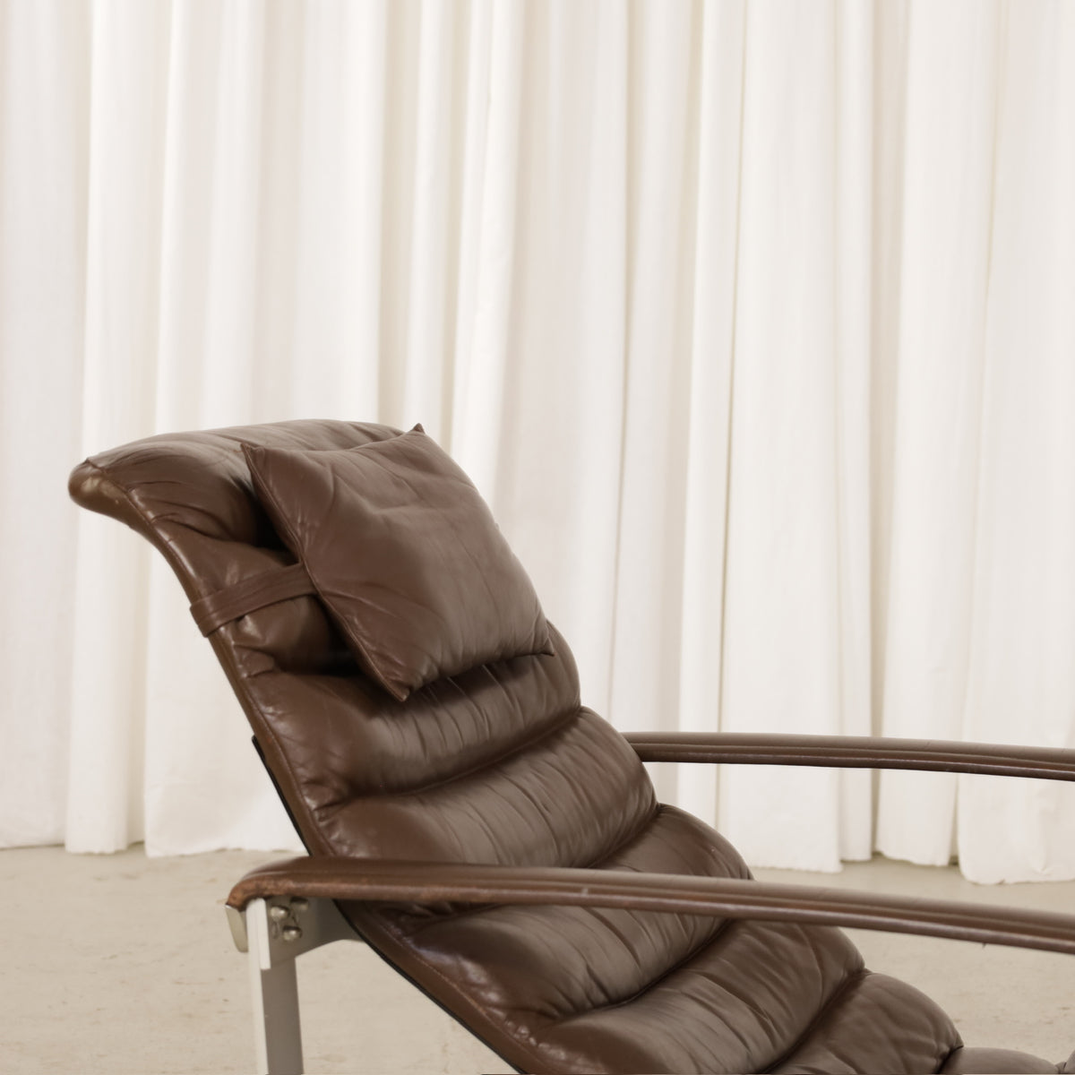 Ilmari Lappalainen Pulkka Lounge Chair in Brown Leather for Asko, rear view showing aluminium frame of Pulkka lounge chair