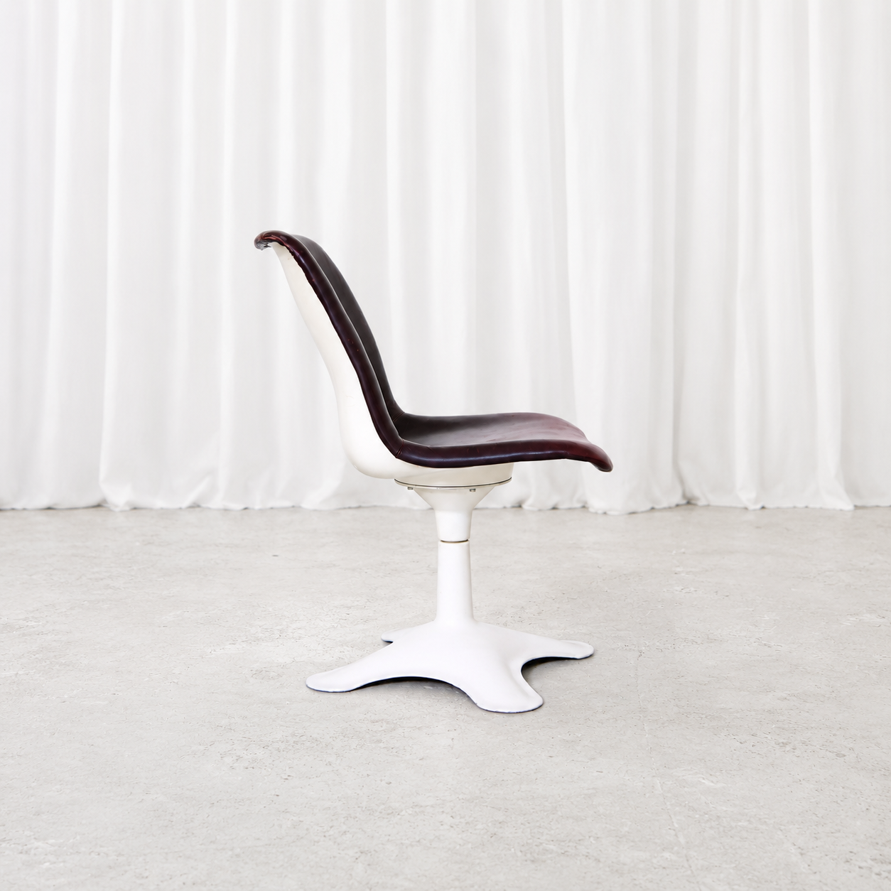 Yrjö Kukkapuro Junior Swivel Chair in Leather