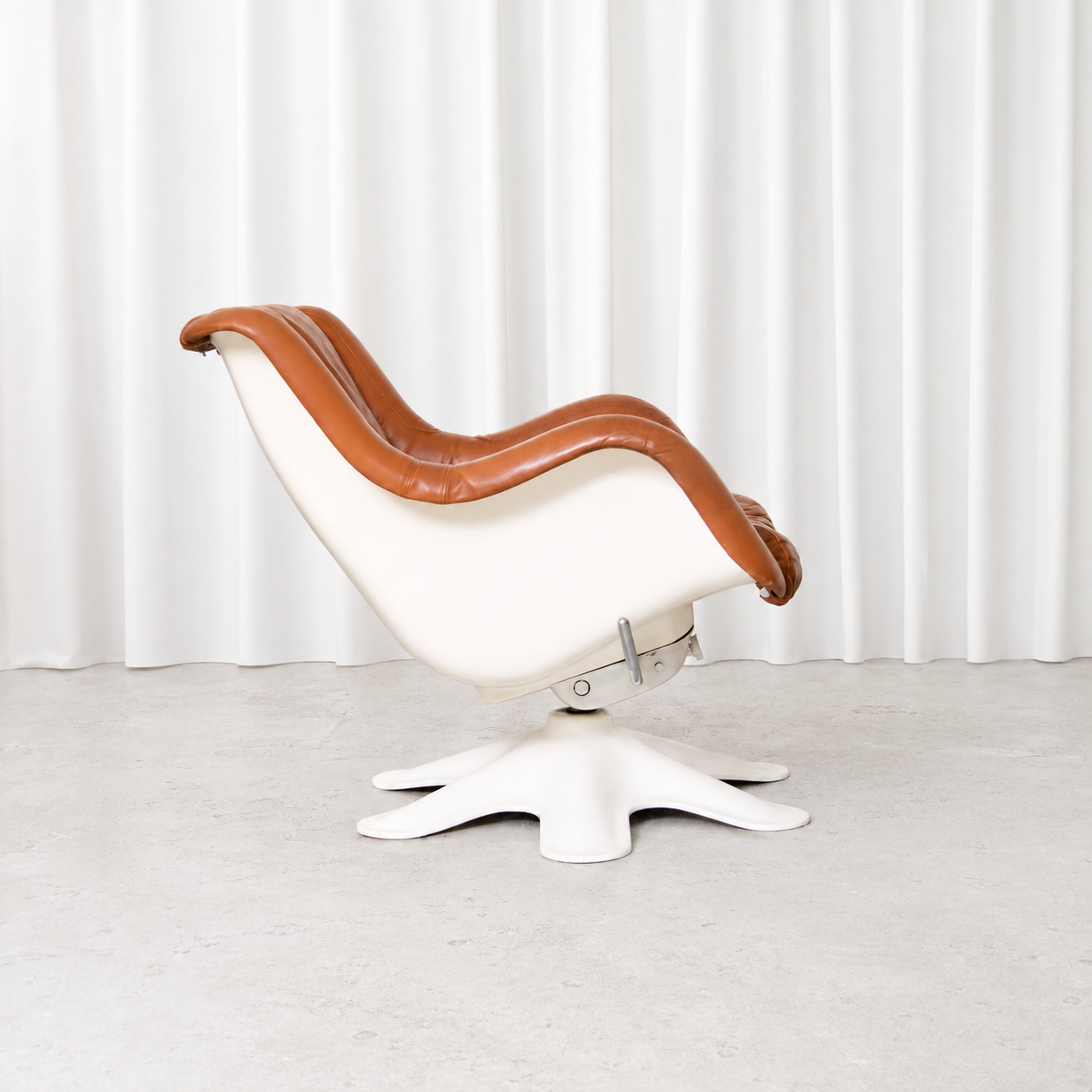 Yrjö Kukkapuro Karuselli 418 Swivel Lounge Chair for Haimi in Brown Leather