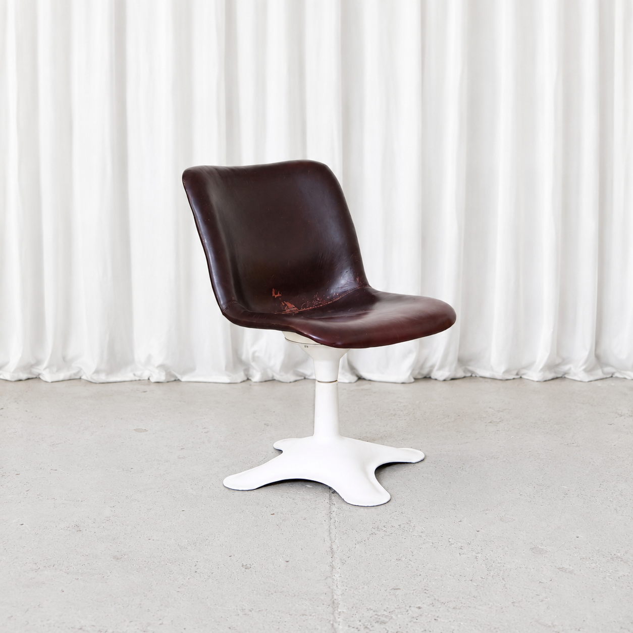 Yrjö Kukkapuro Junior Swivel Chair in Leather