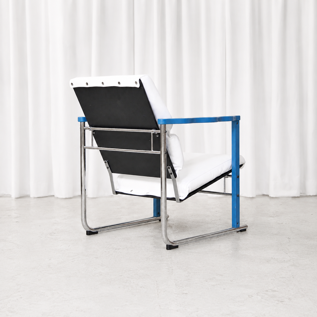 Yrjö Kukkapuro Experiment Chair in White Leather and Blue Armrests for Avarte
