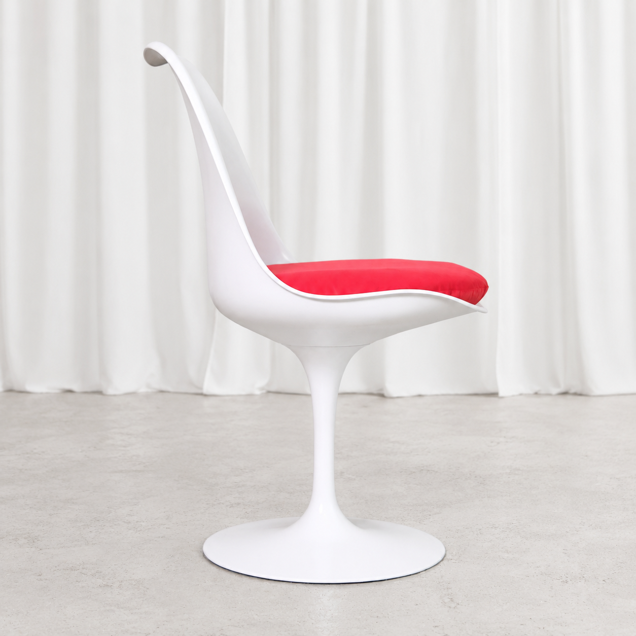 Eero Saarinen Tulip Chair for Knoll in White and Red