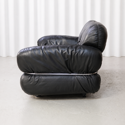 Black leather Isku Hannibal two-seater sofa by Kurt Hvitsjö, side view.