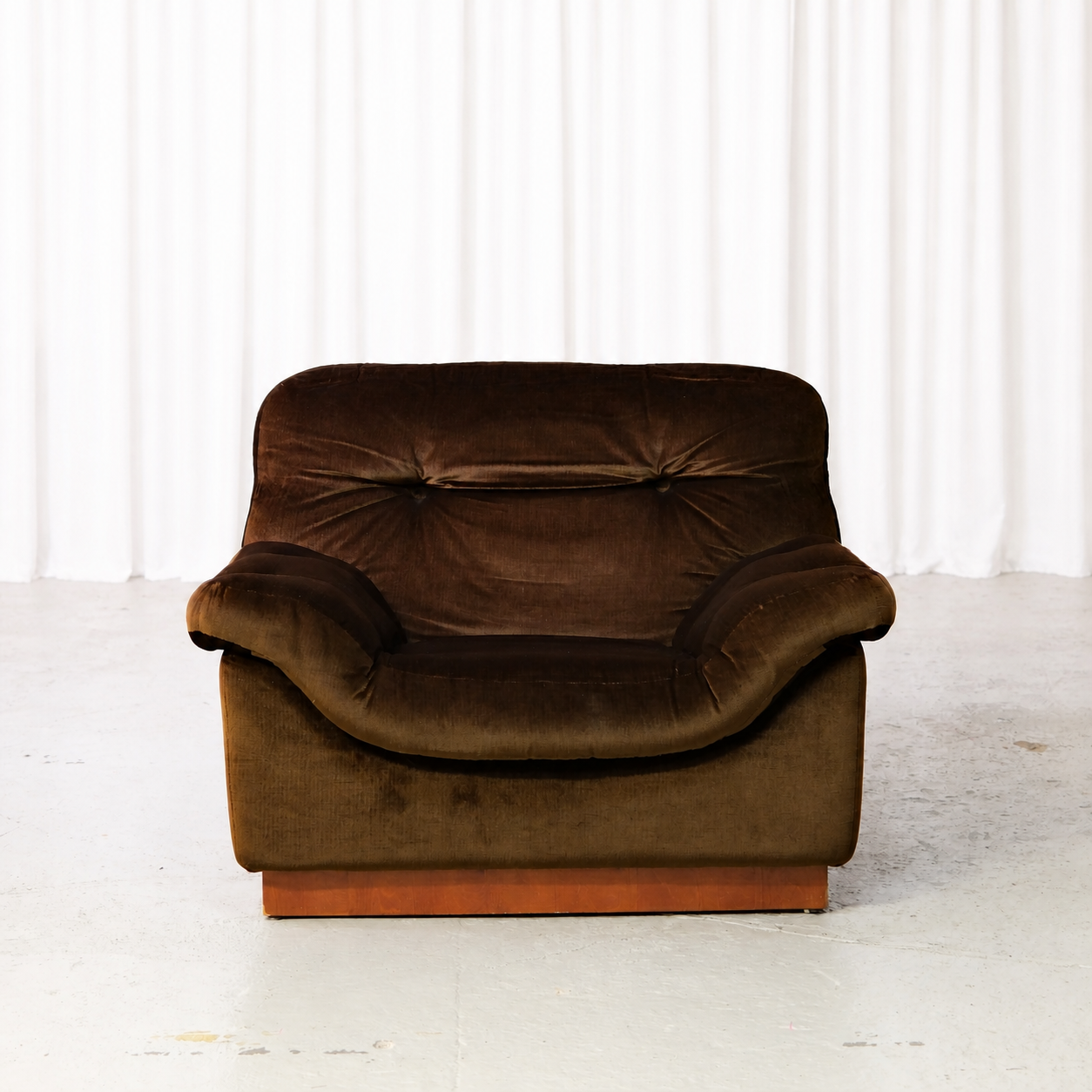 Front view of a brown velvet Lepo Finn armchair