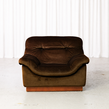 Front view of a brown velvet Lepo Finn armchair