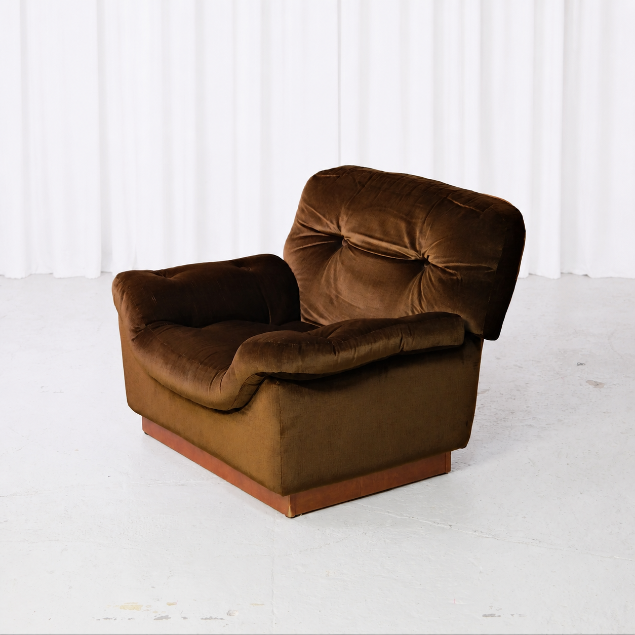 Opposite three-quarter view of the brown velvet Lepo Finn armchair