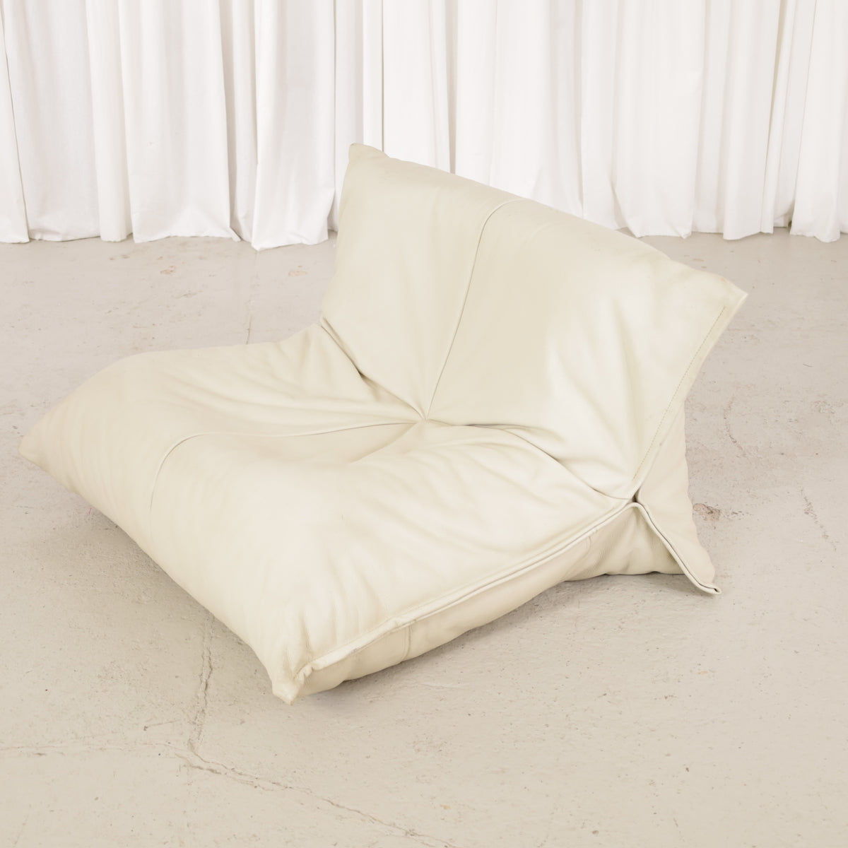 Michel Ducaroy Yoko Lounge Chair in Cream Leather for Ligne Roset, side view of Michel Ducaroy Yoko lounge chair