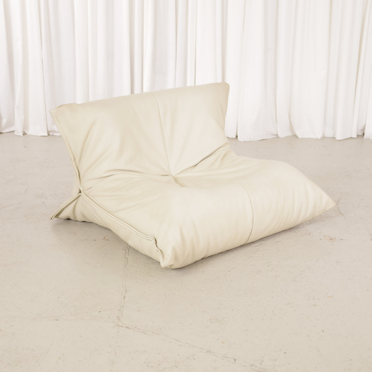 Michel Ducaroy Yoko Lounge Chair in Cream Leather for Ligne Roset, left three-quarter view of vintage Yoko lounge chair