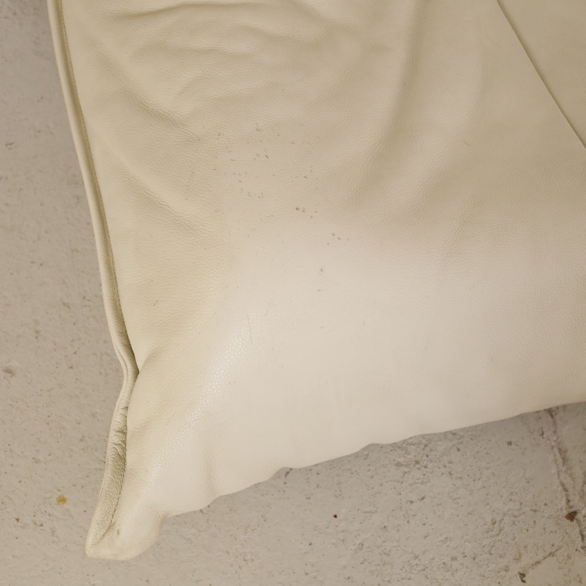 Michel Ducaroy Yoko Lounge Chair in Cream Leather for Ligne Roset, close-up of cat scratches on cream leather Yoko lounge chair