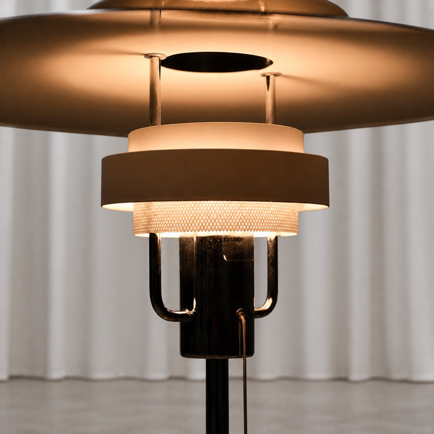 Illuminated shade and pull switch detail of the Boréns Aurora table lamp