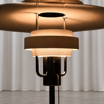 Illuminated shade and pull switch detail of the Boréns Aurora table lamp