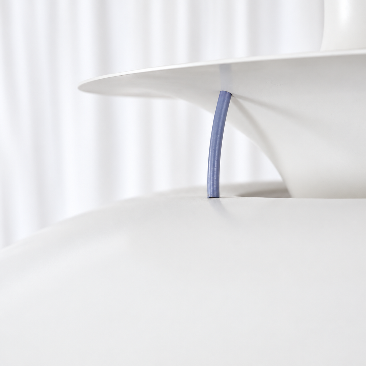 Poul Henningsen PH5 white pendant light for Louis Poulsen — blue support strut detail