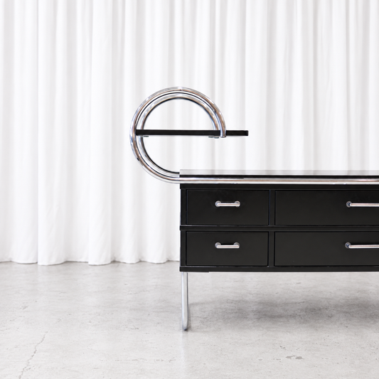 Post Deco 1300 sideboard med böjd kromstomme och lådor