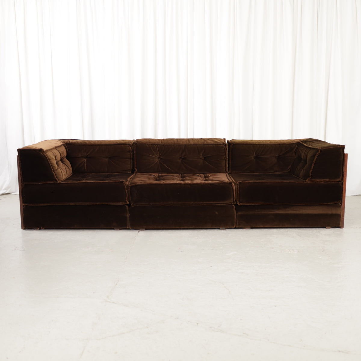 Side profile with movable wooden armrest