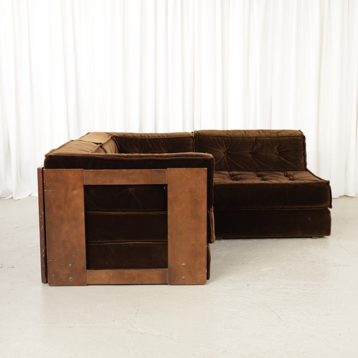 Buttoned seat and back cushions in brown velvet
