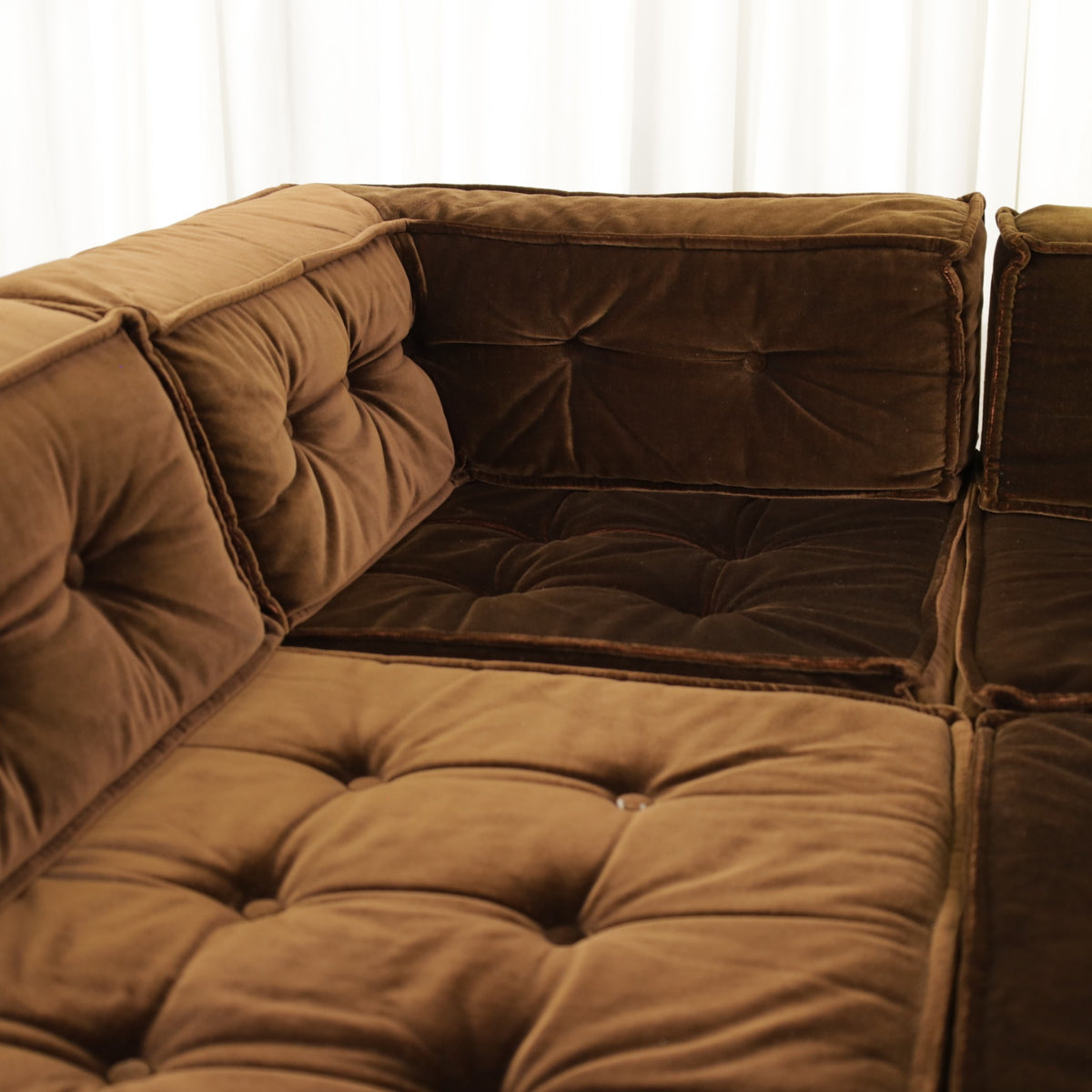Corner module with brown velvet cushions