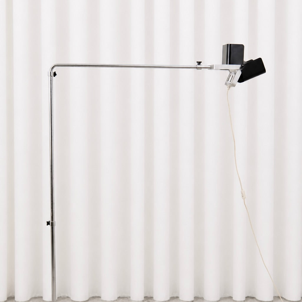 Height-adjustable chrome frame and long arm of the Haimi floor lamp