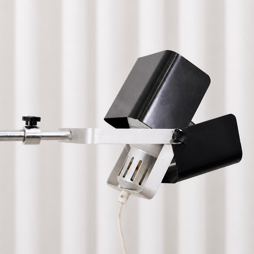 Adjustment mechanism and metal shades on the 100 G floor lamp