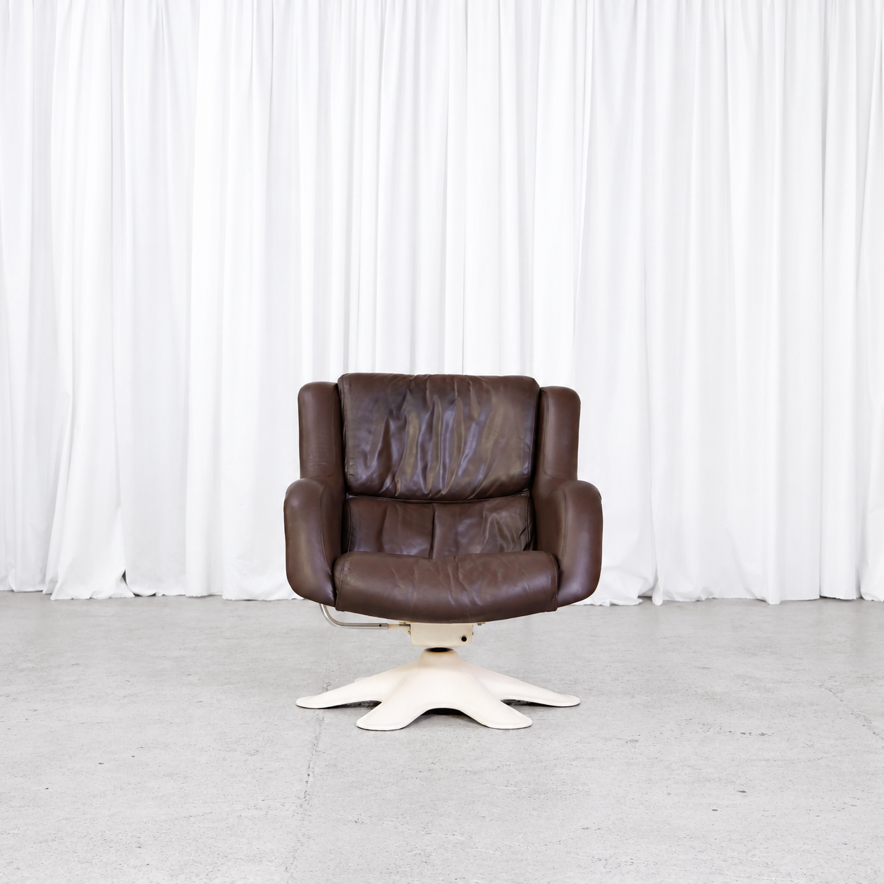 Yrjö Kukkapuro 418 Little Carousel lounge chair in brown leather, front view