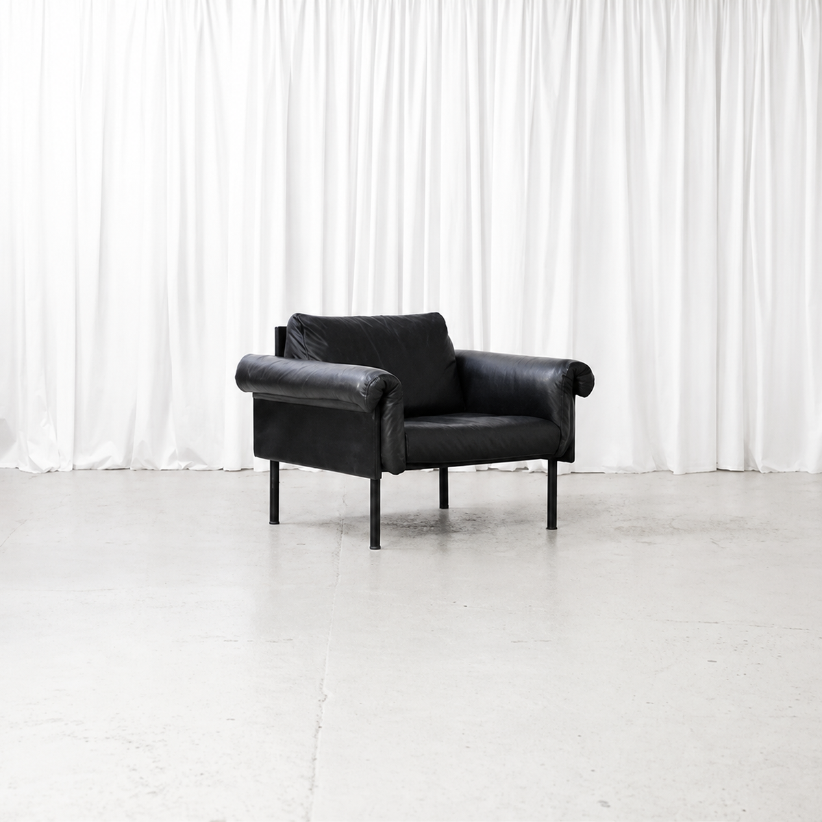 Yrjö Kukkapuro Ateljee armchair in black leather, front view without headrest