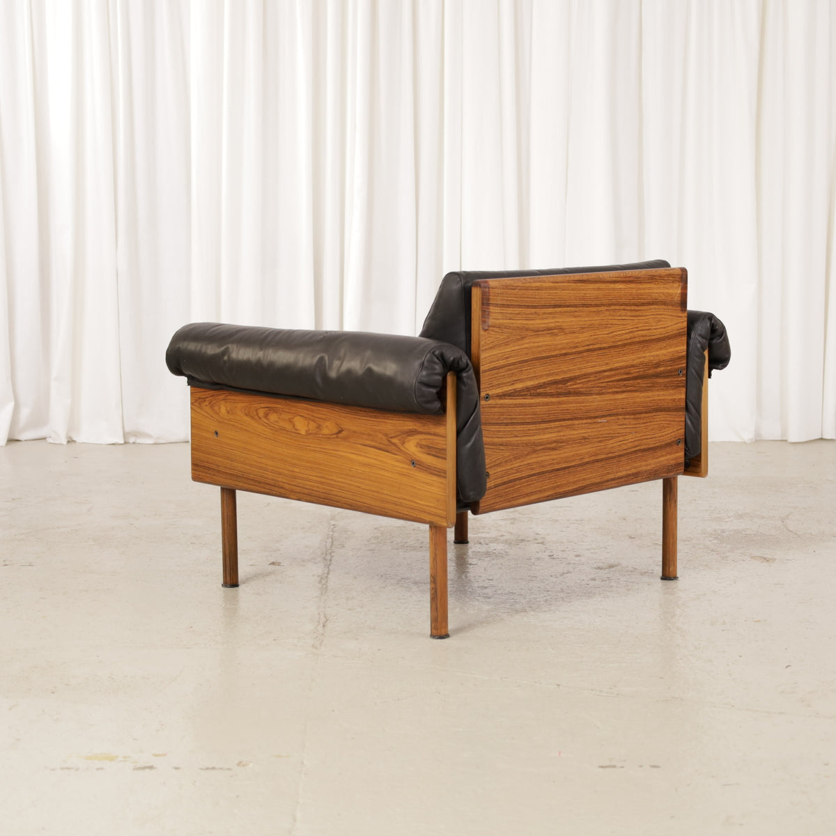Yrjö Kukkapuro Ateljee Armchair in Black Leather and Rosewood for Haimi, rosewood side and rear panels of Yrjö Kukkapuro Ateljee armchair