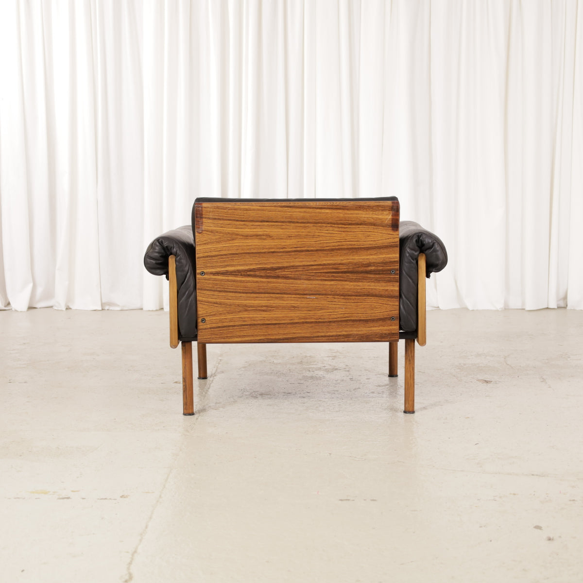 Yrjö Kukkapuro Ateljee Armchair in Black Leather and Rosewood for Haimi, rear view of Yrjö Kukkapuro Ateljee armchair with rosewood panel