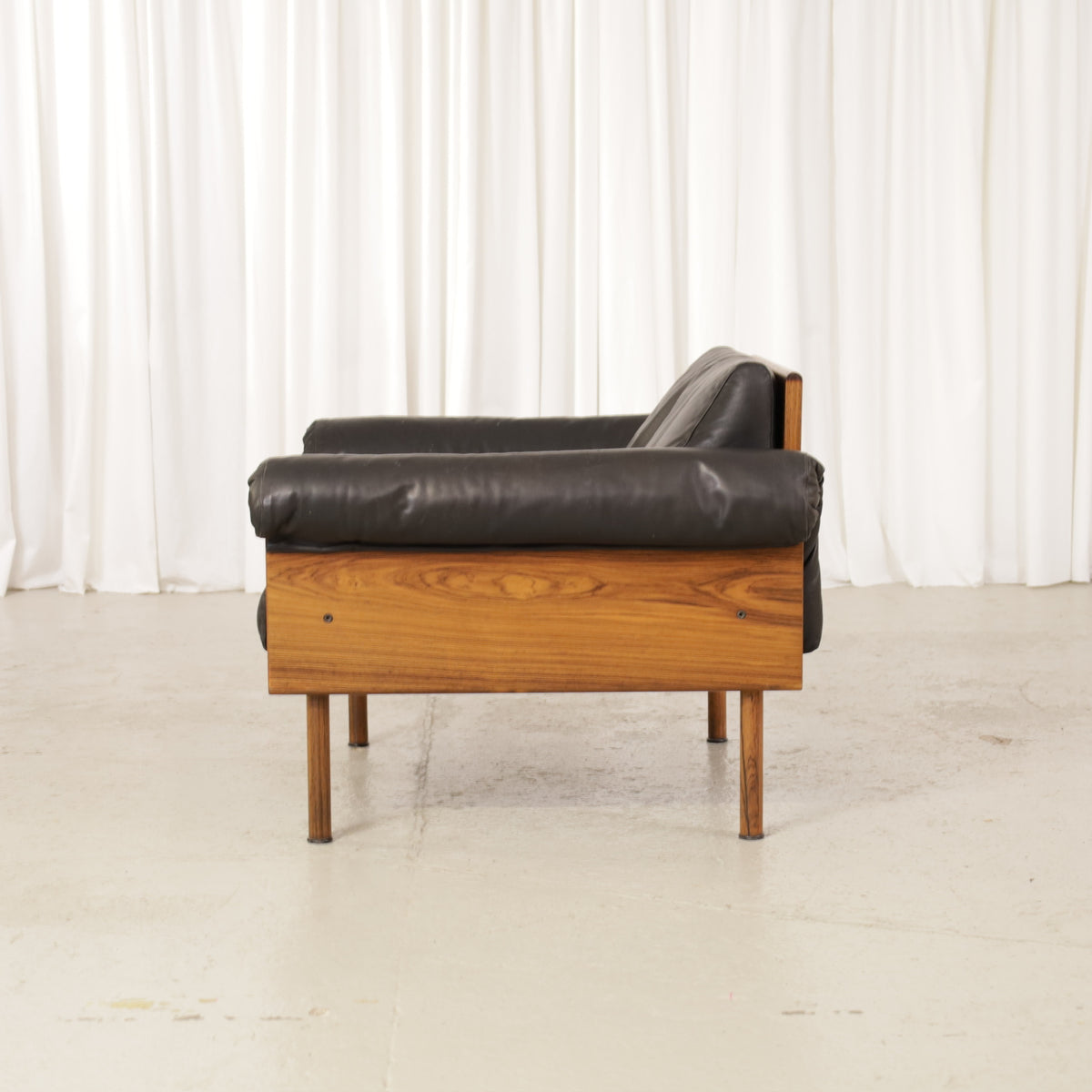 Yrjö Kukkapuro Ateljee Armchair in Black Leather and Rosewood for Haimi, ateljee armchair by Yrjö Kukkapuro, side view