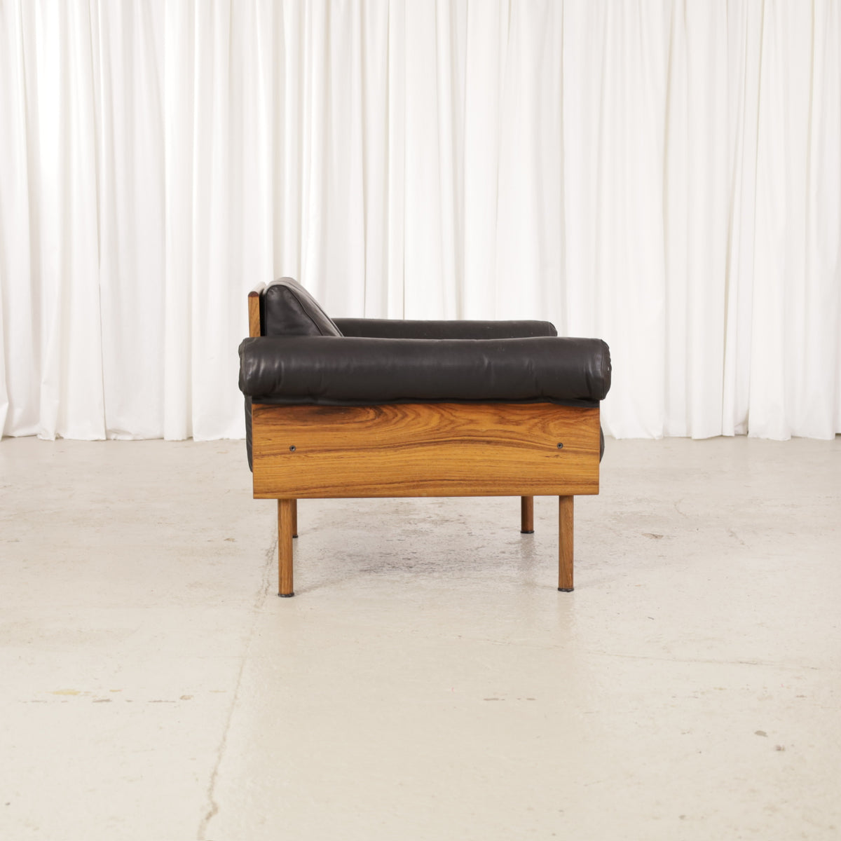 Yrjö Kukkapuro Ateljee Armchair in Black Leather and Rosewood for Haimi, yrjö Kukkapuro Ateljee armchair, opposite side view