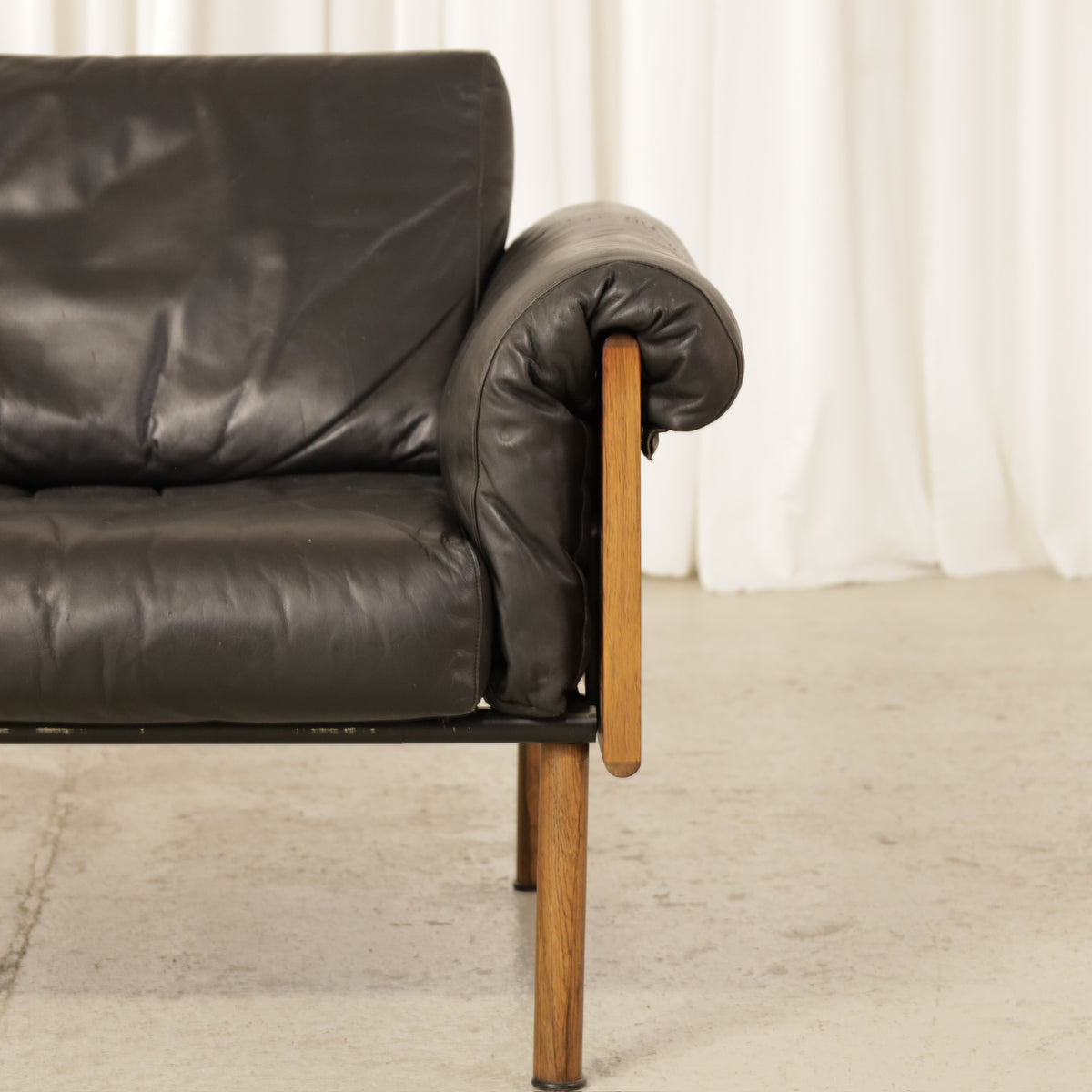 Yrjö Kukkapuro Ateljee Armchair in Black Leather and Rosewood for Haimi, yrjö Kukkapuro Ateljee armchair in black leather and rosewood, armrest detail