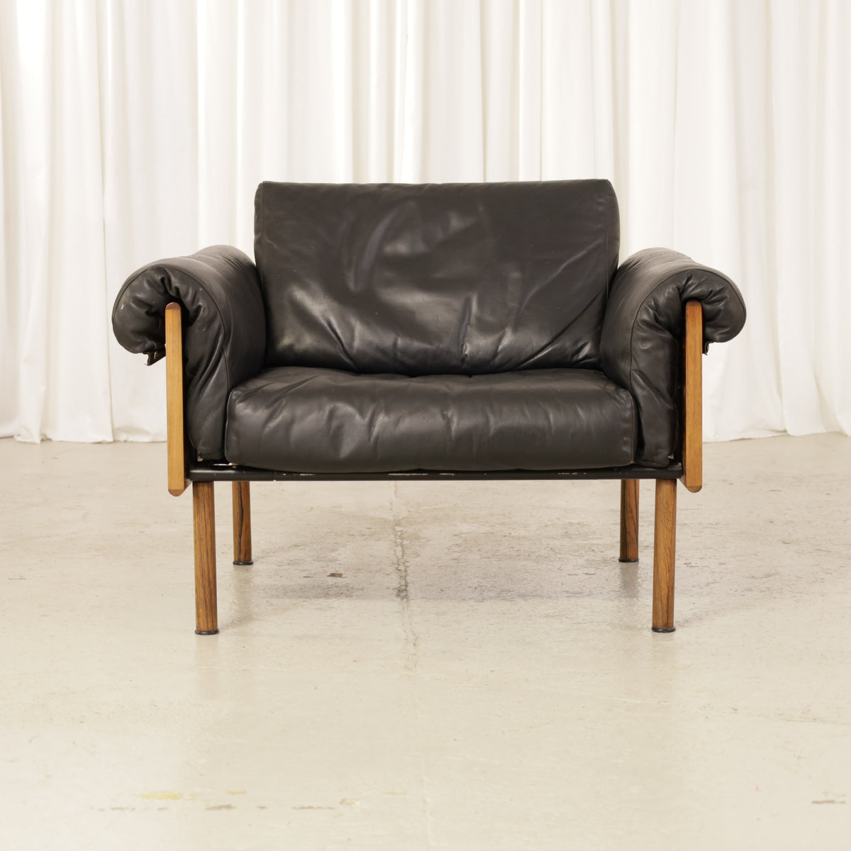 Yrjö Kukkapuro Ateljee Armchair in Black Leather and Rosewood for Haimi, yrjö Kukkapuro Ateljee armchair in black leather and rosewood, front view