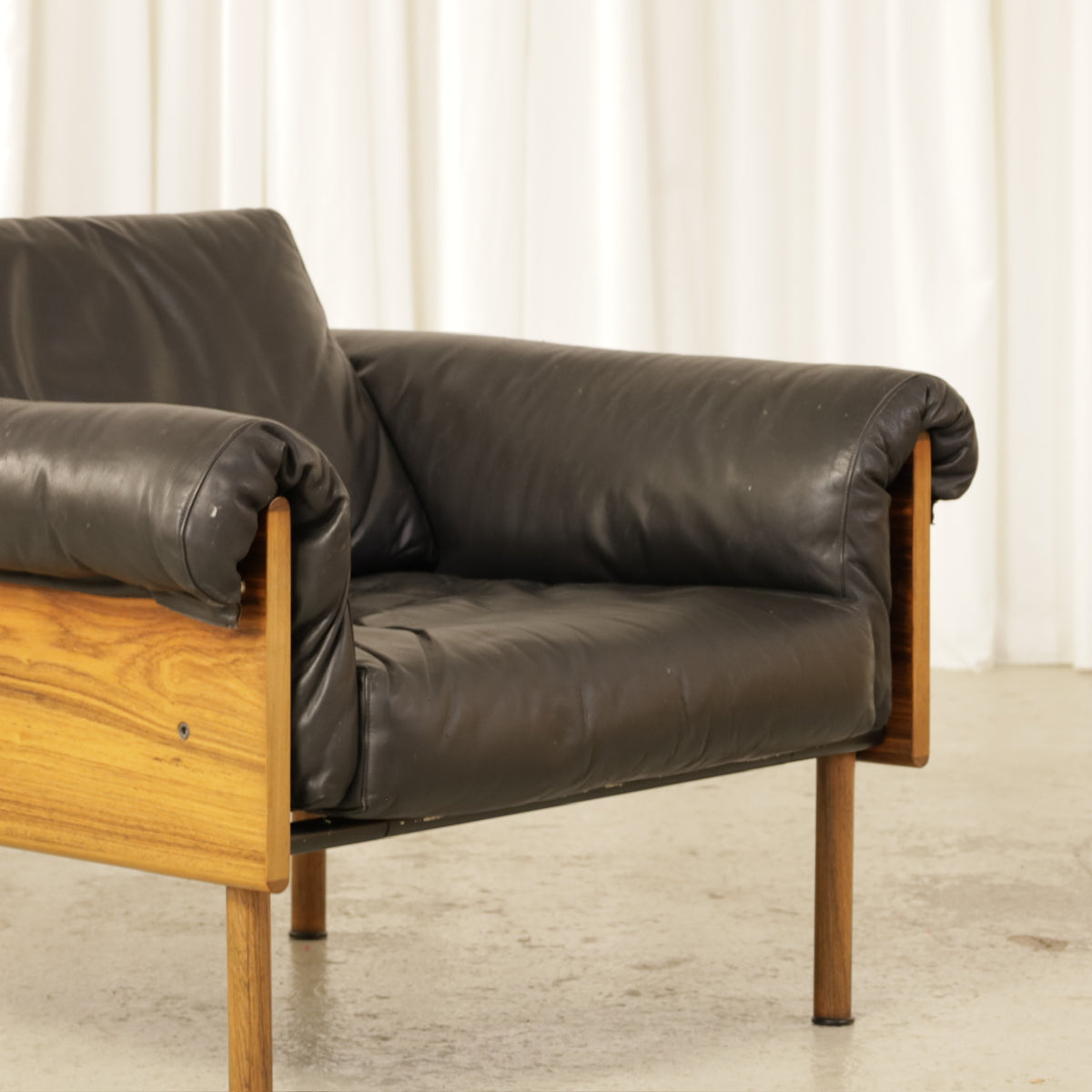 Yrjö Kukkapuro Ateljee Armchair in Black Leather and Rosewood for Haimi, leather upholstery and rosewood frame detail on Ateljee armchair