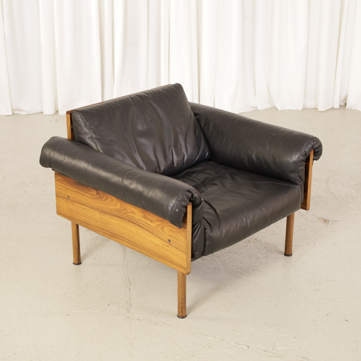 Yrjö Kukkapuro Ateljee Armchair in Black Leather and Rosewood for Haimi, yrjö Kukkapuro Ateljee armchair, elevated front angle