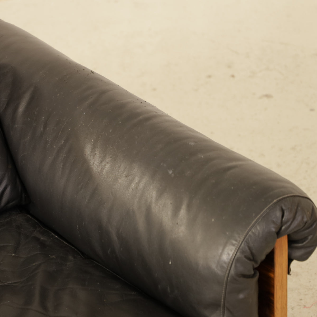 Yrjö Kukkapuro Ateljee Armchair in Black Leather and Rosewood for Haimi, left leather armrest of Yrjö Kukkapuro Ateljee armchair