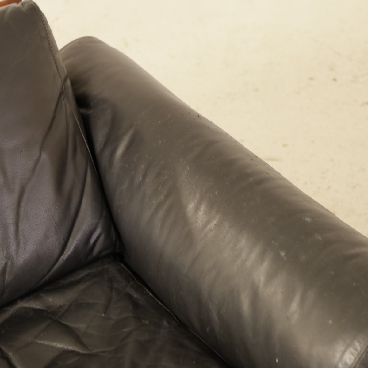 Yrjö Kukkapuro Ateljee Armchair in Black Leather and Rosewood for Haimi, close-up of wear on left armrest of Ateljee armchair