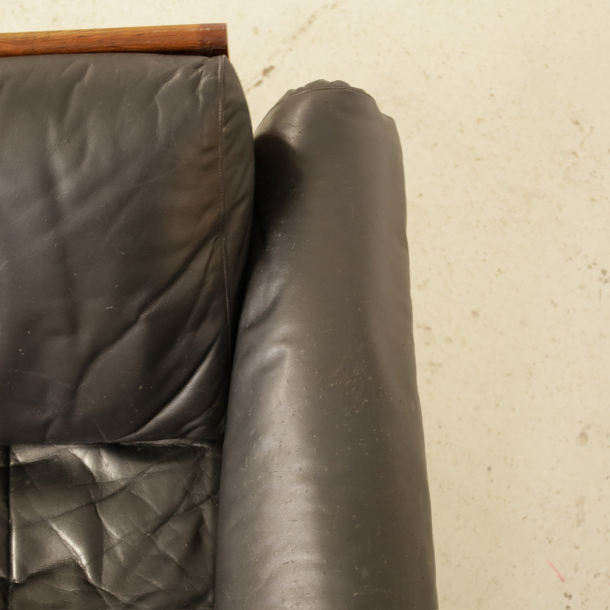 Yrjö Kukkapuro Ateljee Armchair in Black Leather and Rosewood for Haimi, leather seat and left armrest detail on Ateljee armchair